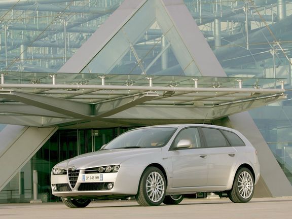 Alfa Romeo Sportwagon. Agresiv in exterior, sensibil in interior...