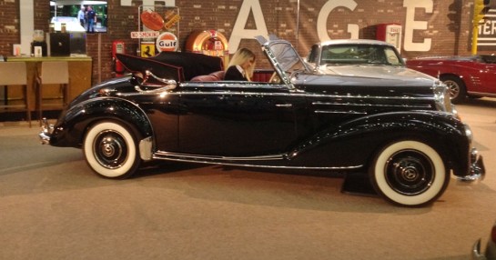 Blonda la care se holba Răzvan