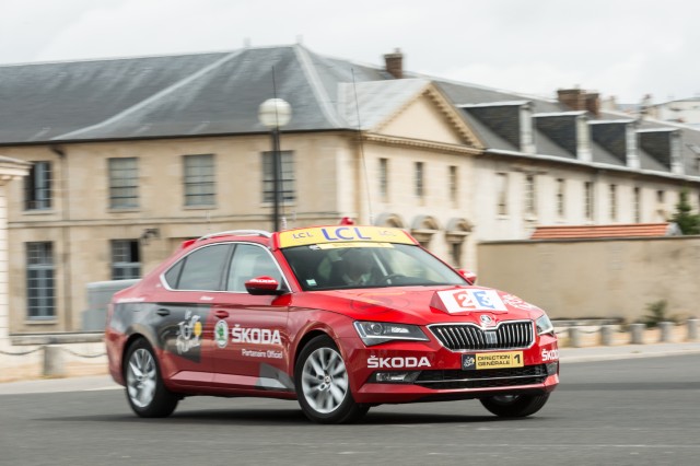 150623 New ŠKODA Superb is ‘Red Car’ in Tour de France 2015 (2)_jpg