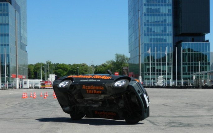 un mod diferit de a merge la birou in multinationala reclama mascata 3