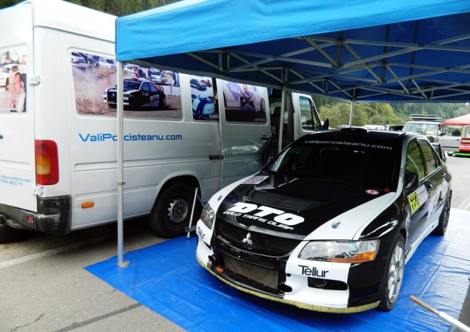 aa1-vali-isi-asambleaza-masina-in-duba