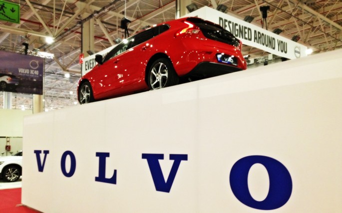 Vezi omulețul de pe indicatorul din colțul stânga-sus? Coboară în siguranță să vadă mașina.