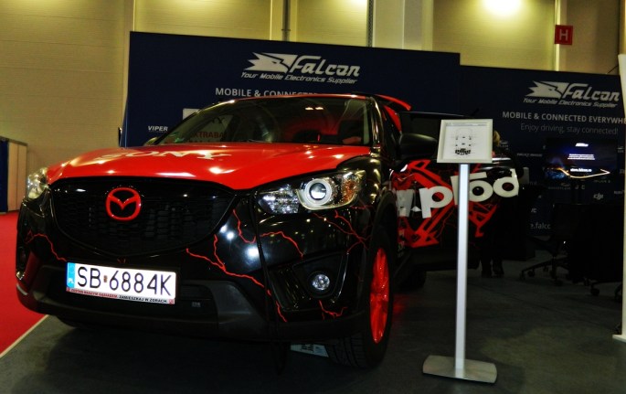 B.U.G. Stai așa! Pun microfonu-n felul meu, dă tobele cumva, ca să zic și eu mai greu. Același tempo alt bit, să-ți facă varză boxele... nu și dacă ai sistem Sony Xplod, pentru că el duce la greu! 